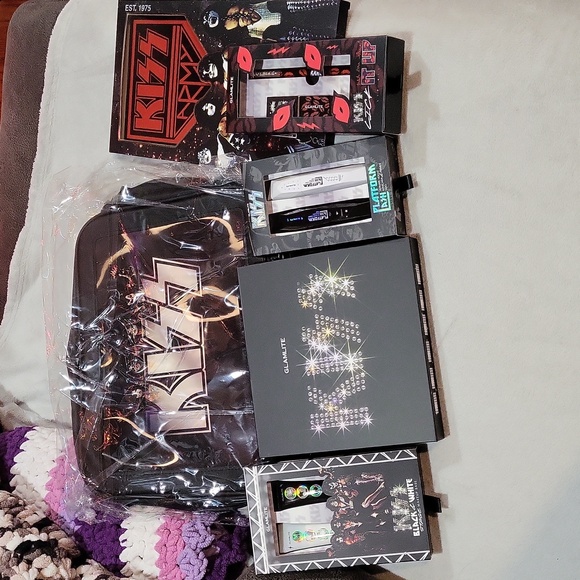 Glamlite x KISS Makeup Set - Picture 14 of 14